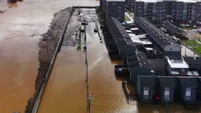 Personal de emergencia monitoreando el desborde del río Vergara en la región de La Araucanía