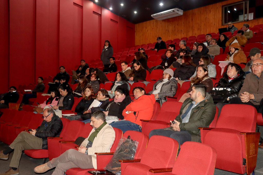 Autoridades y expertos participando en seminario sobre IA y ciberseguridad en Villarrica para empresas locales