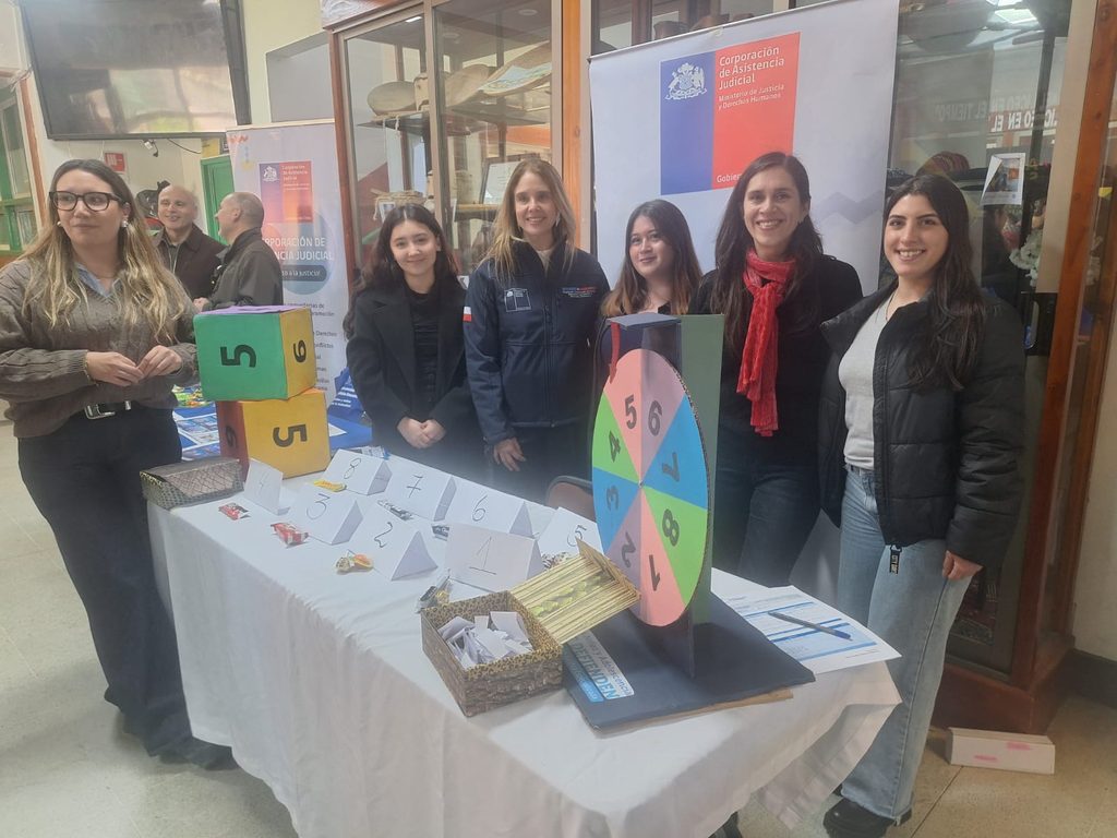 Estudiantes del Liceo Pablo Neruda participando en una jornada de servicios del Ministerio de Justicia