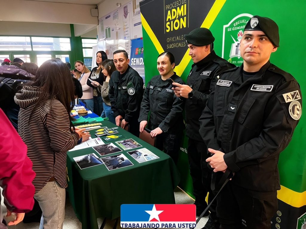 Estudiantes del Liceo Pablo Neruda participando en una jornada de servicios del Ministerio de Justicia