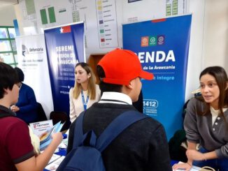 Estudiantes del Liceo Pablo Neruda participando en una jornada de servicios del Ministerio de Justicia