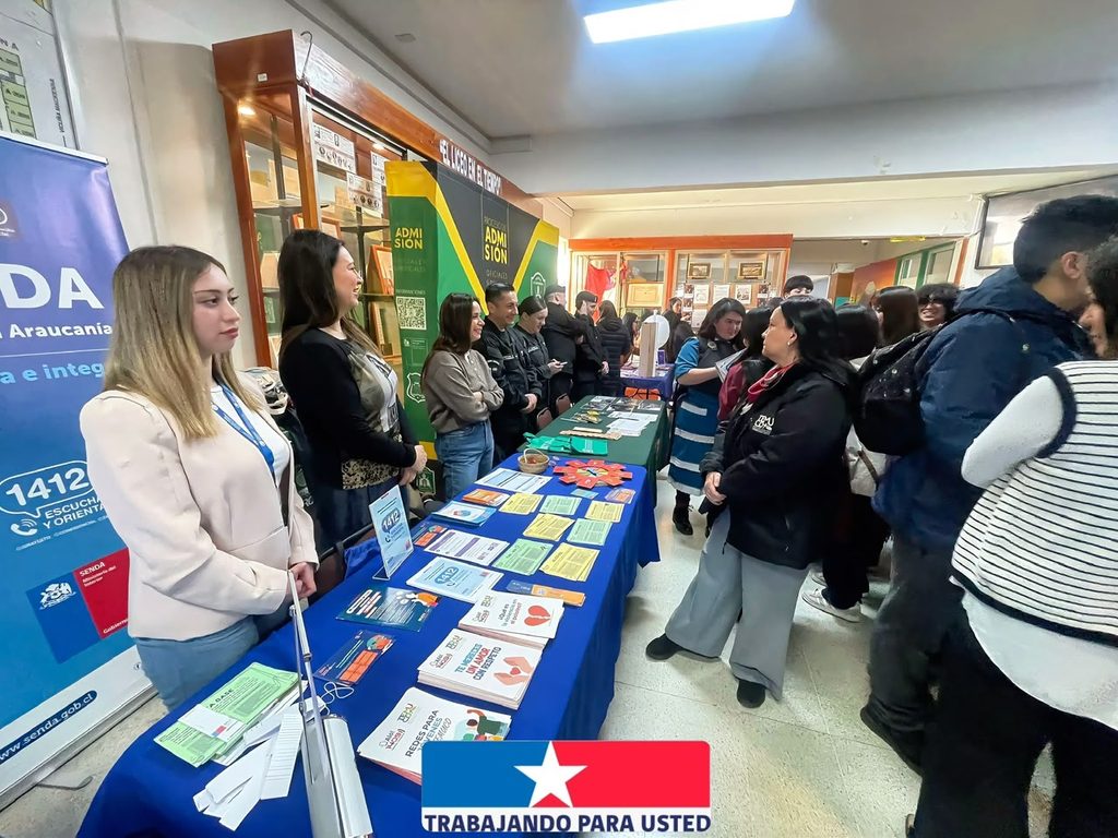 Estudiantes del Liceo Pablo Neruda participando en una jornada de servicios del Ministerio de Justicia
