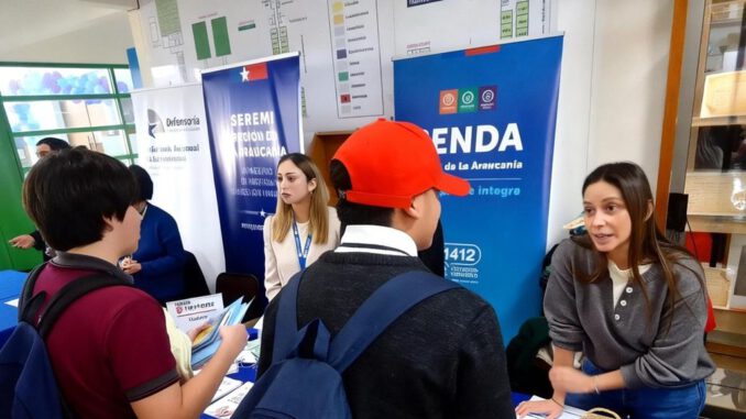 Estudiantes del Liceo Pablo Neruda participando en una jornada de servicios del Ministerio de Justicia