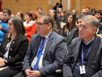 Usuario retirando medicamentos de un casillero automático de Farmacia Sin Espera en un hospital de la Araucanía