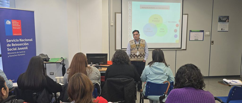 Funcionarios del Servicio Nacional de Reinserción Social Juvenil participando en taller de interculturalidad y derechos humanos en La Araucanía
