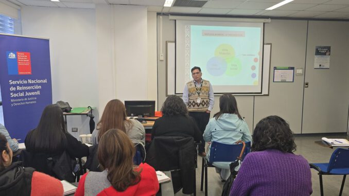 Funcionarios del Servicio Nacional de Reinserción Social Juvenil participando en taller de interculturalidad y derechos humanos en La Araucanía