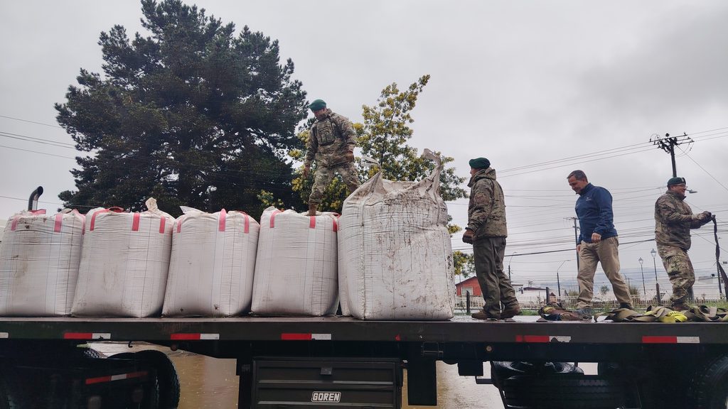 Entrega de sacos de avena forrajera a pequeños agricultores afectados por inundaciones en Carahue
