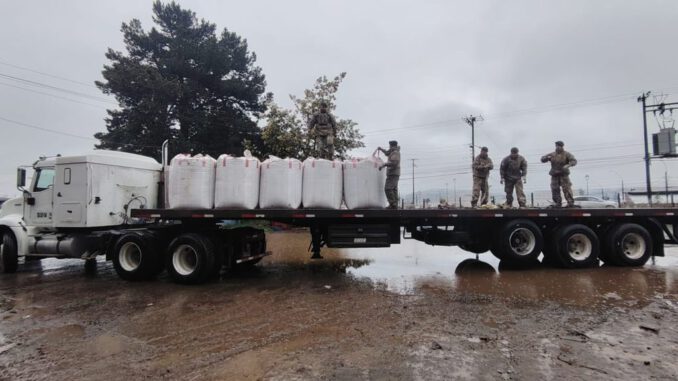 Entrega de sacos de avena forrajera a pequeños agricultores afectados por inundaciones en Carahue