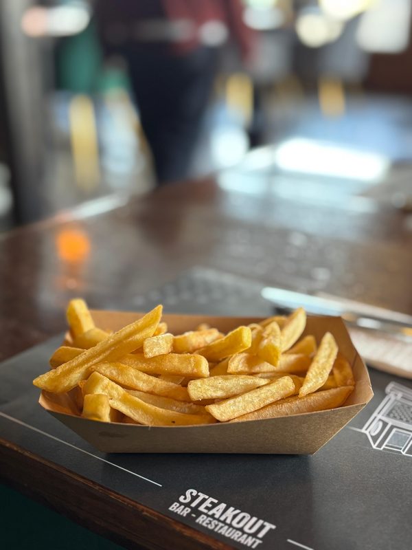 Caja de papas fritas del restaurante Steakout en Temuco con branding de Pepsi