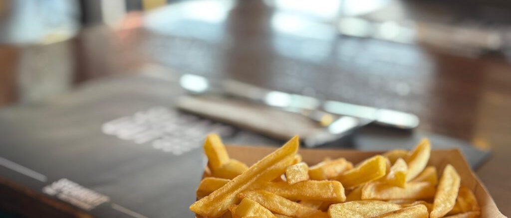 Caja de papas fritas del restaurante Steakout en Temuco con branding de Pepsi