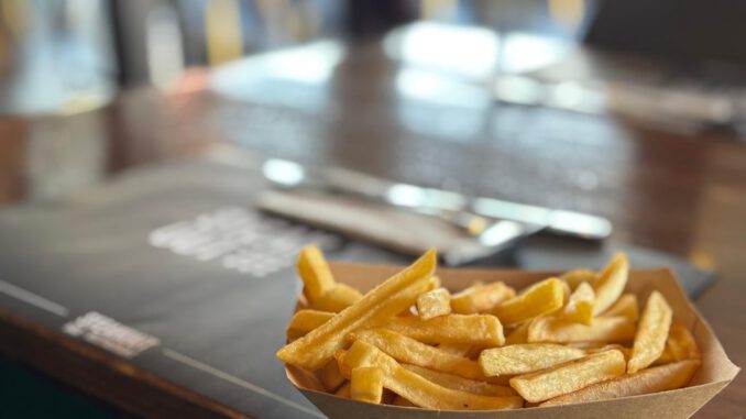 Caja de papas fritas del restaurante Steakout en Temuco con branding de Pepsi