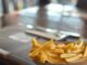 Caja de papas fritas del restaurante Steakout en Temuco con branding de Pepsi