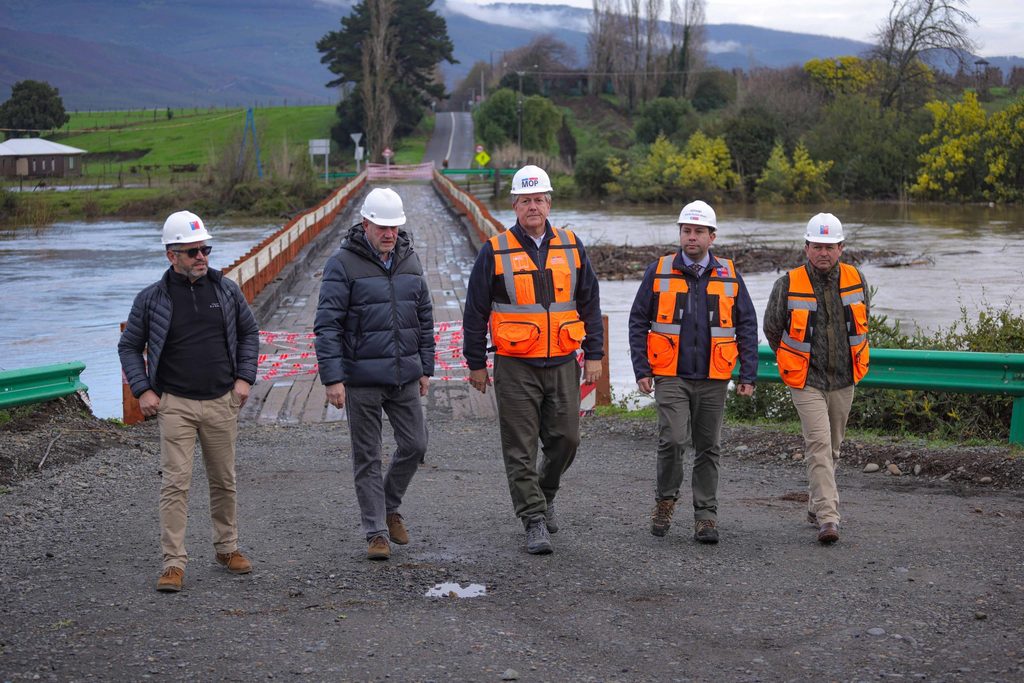 Subsecretario del MOP Nicolás Balmaceda inspeccionando daños viales en la región de La Araucanía tras fuertes lluvias