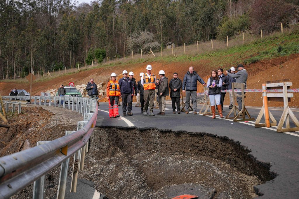 Subsecretario del MOP Nicolás Balmaceda inspeccionando daños viales en la región de La Araucanía tras fuertes lluvias