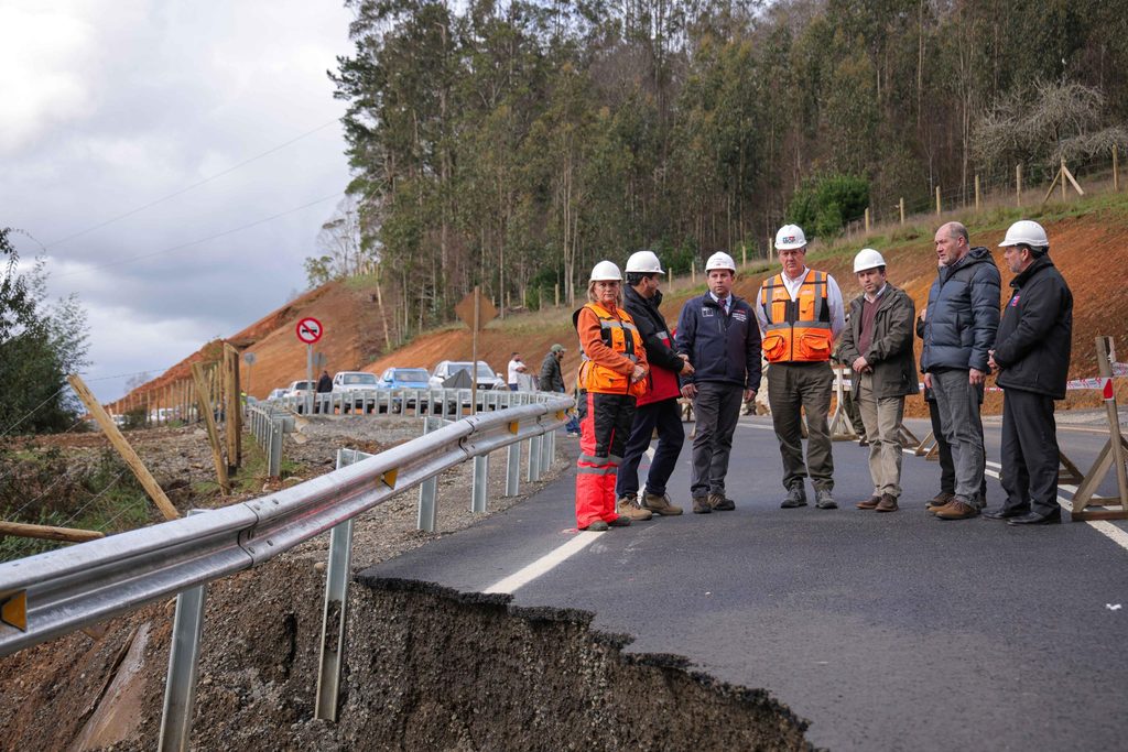 Subsecretario del MOP Nicolás Balmaceda inspeccionando daños viales en la región de La Araucanía tras fuertes lluvias