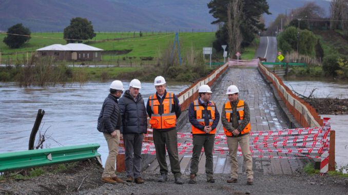 Subsecretario del MOP Nicolás Balmaceda inspeccionando daños viales en la región de La Araucanía tras fuertes lluvias