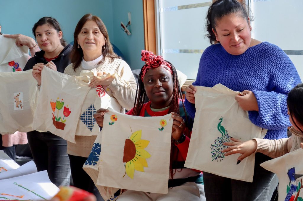 Grupo de personas con discapacidad y cuidadores participando en un taller creativo de manualidades en Villarrica