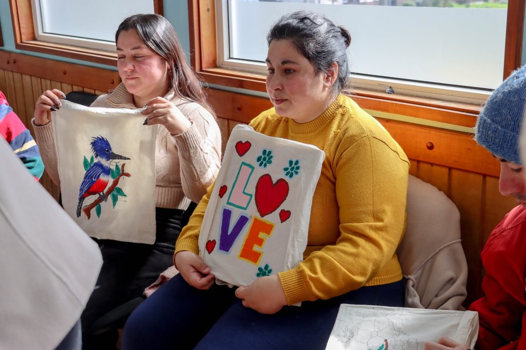 Grupo de personas con discapacidad y cuidadores participando en un taller creativo de manualidades en Villarrica