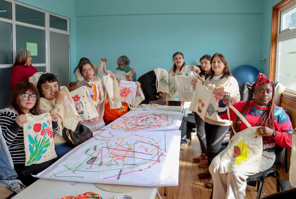 Grupo de personas con discapacidad y cuidadores participando en un taller creativo de manualidades en Villarrica