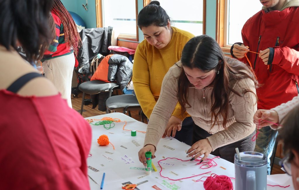 Grupo de personas con discapacidad y cuidadores participando en un taller creativo de manualidades en Villarrica