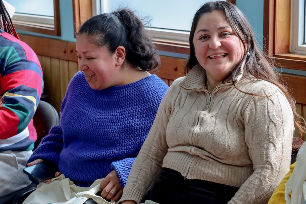 Grupo de personas con discapacidad y cuidadores participando en un taller creativo de manualidades en Villarrica