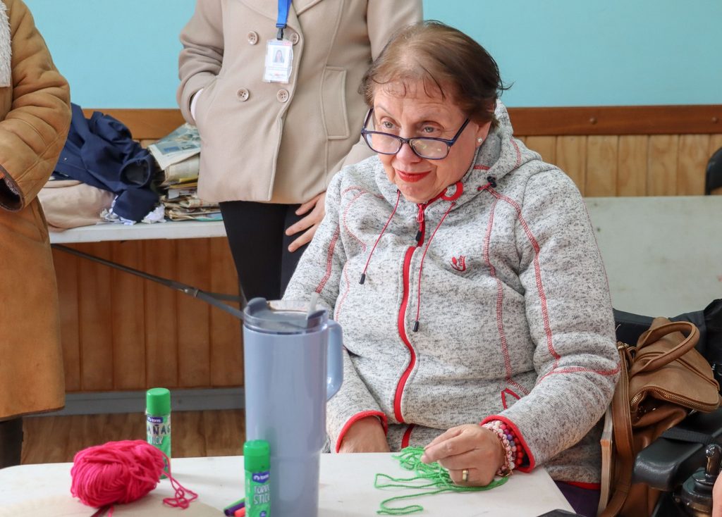 Grupo de personas con discapacidad y cuidadores participando en un taller creativo de manualidades en Villarrica