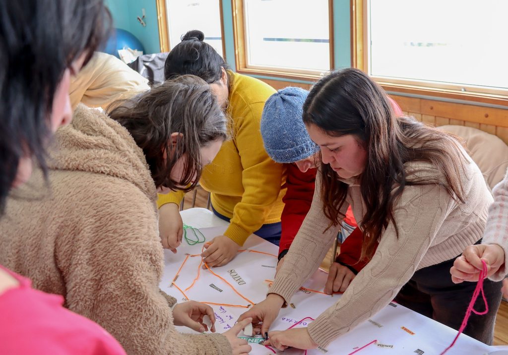 Grupo de personas con discapacidad y cuidadores participando en un taller creativo de manualidades en Villarrica
