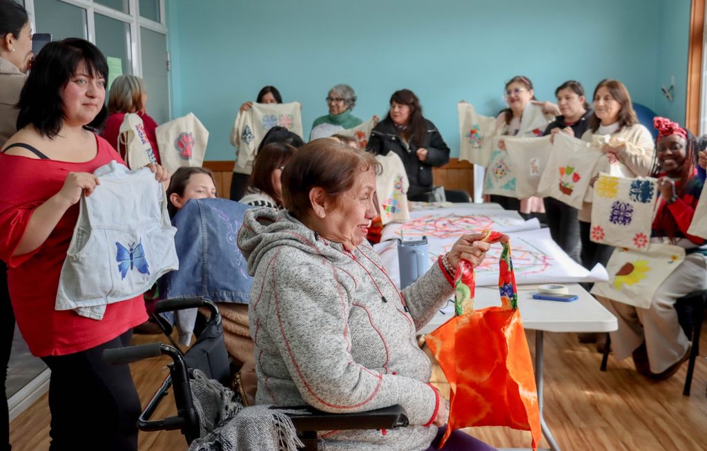 Grupo de personas con discapacidad y cuidadores participando en un taller creativo de manualidades en Villarrica