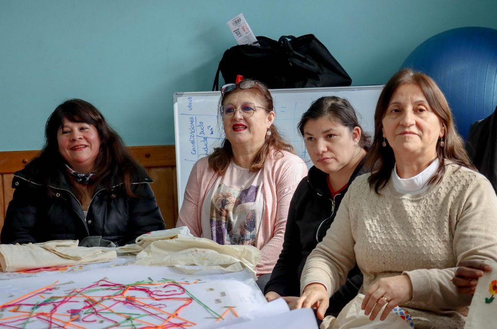 Grupo de personas con discapacidad y cuidadores participando en un taller creativo de manualidades en Villarrica