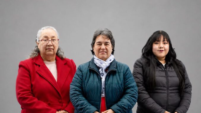 Mujeres participantes en talleres municipales de costura y belleza mostrando sus habilidades