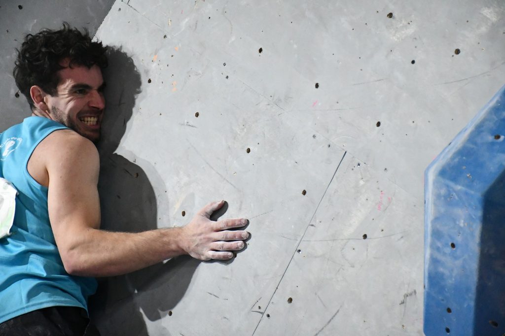Escaladores compitiendo en un muro de boulder durante una jornada deportiva en Temuco