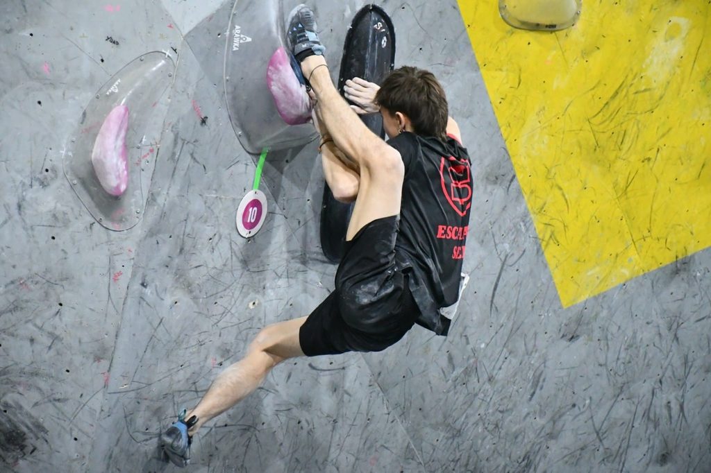 Escaladores compitiendo en un muro de boulder durante una jornada deportiva en Temuco