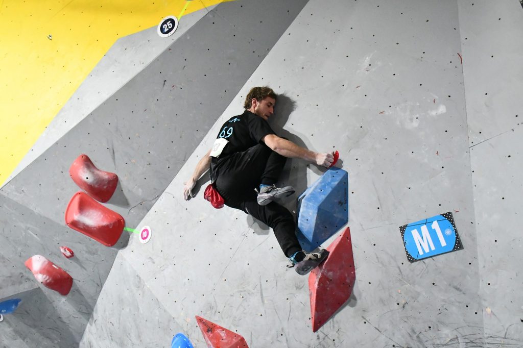 Escaladores compitiendo en un muro de boulder durante una jornada deportiva en Temuco