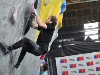 Escaladores compitiendo en un muro de boulder durante una jornada deportiva en Temuco