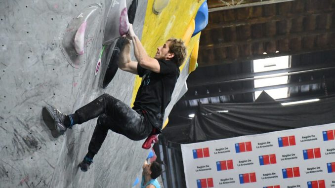 Escaladores compitiendo en un muro de boulder durante una jornada deportiva en Temuco