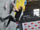 Escaladores compitiendo en un muro de boulder durante una jornada deportiva en Temuco