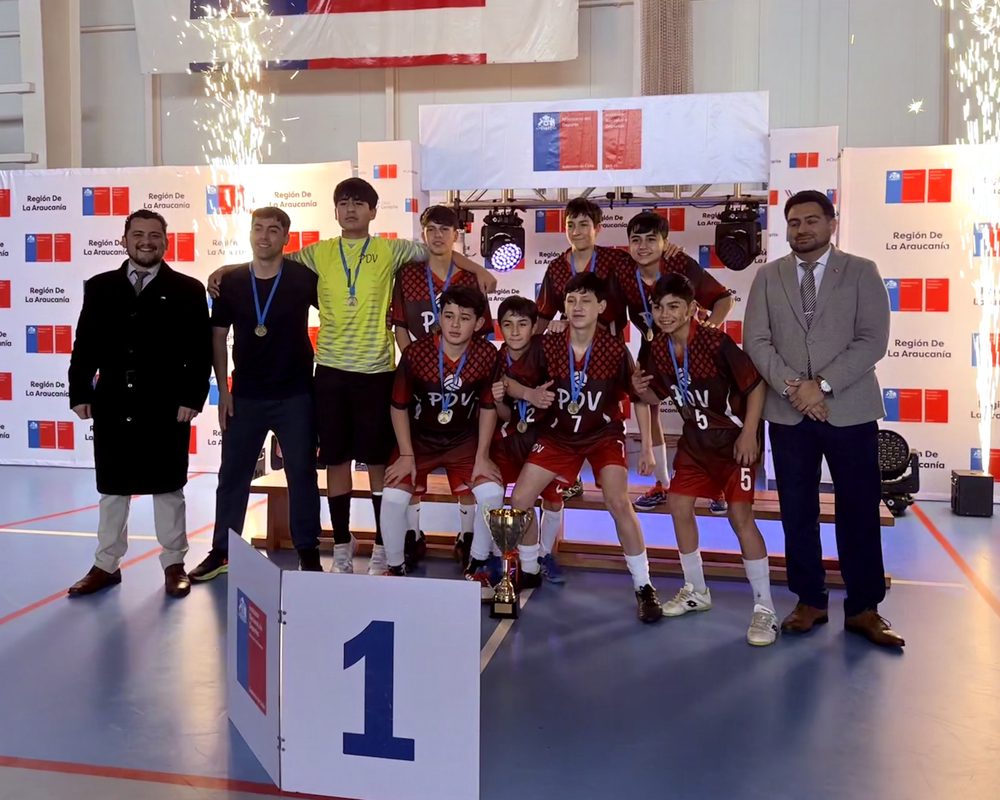 Equipos de futsal escolar de Temuco y Villarrica celebrando su clasificación al campeonato nacional de Valparaíso