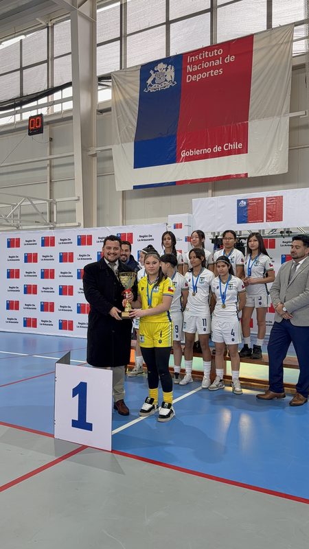 Equipos de futsal escolar de Temuco y Villarrica celebrando su clasificación al campeonato nacional de Valparaíso