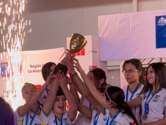 Equipos de futsal escolar de Temuco y Villarrica celebrando su clasificación al campeonato nacional de Valparaíso