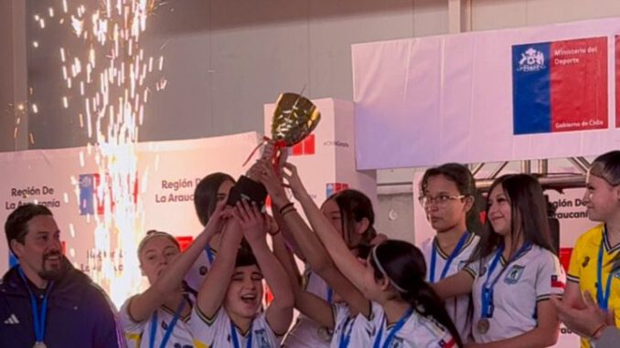 Equipos de futsal escolar de Temuco y Villarrica celebrando su clasificación al campeonato nacional de Valparaíso