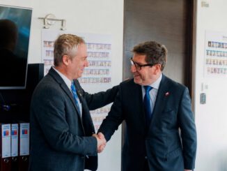 El diputado Tomás Kast junto a autoridades del Ministerio de Economía discutiendo planes de desarrollo para La Araucanía