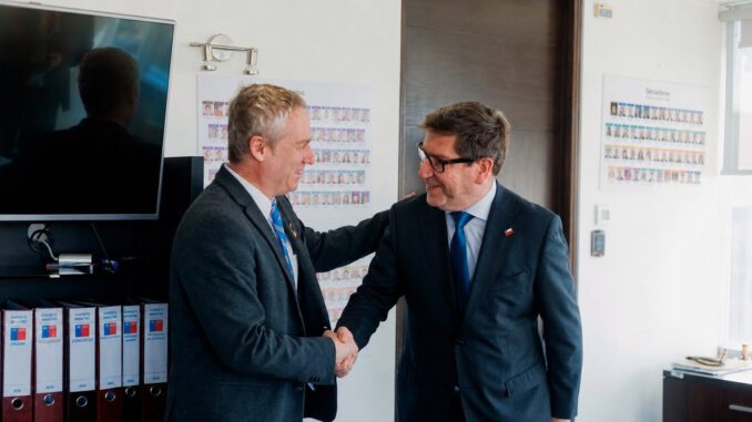 El diputado Tomás Kast junto a autoridades del Ministerio de Economía discutiendo planes de desarrollo para La Araucanía