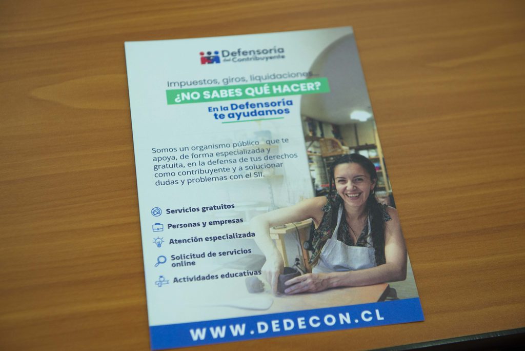 Contribuyente revisando información digital de avalúos en el sitio web del Servicio de Impuestos Internos