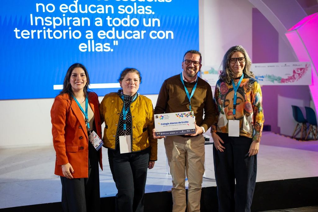 Representantes de establecimientos educativos de La Araucanía celebrando su ingreso a la Red de Escuelas Líderes por su innovación pedagógica.