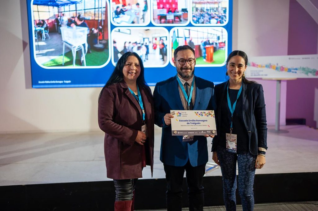 Representantes de establecimientos educativos de La Araucanía celebrando su ingreso a la Red de Escuelas Líderes por su innovación pedagógica.