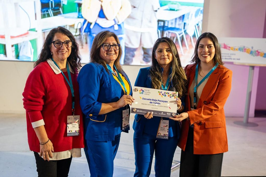 Representantes de establecimientos educativos de La Araucanía celebrando su ingreso a la Red de Escuelas Líderes por su innovación pedagógica.