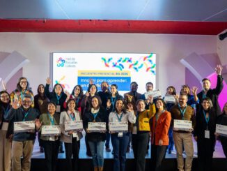 Representantes de establecimientos educativos de La Araucanía celebrando su ingreso a la Red de Escuelas Líderes por su innovación pedagógica.
