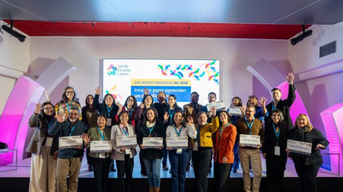 Representantes de establecimientos educativos de La Araucanía celebrando su ingreso a la Red de Escuelas Líderes por su innovación pedagógica.