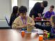 Competidor resolviendo un cubo Rubik en el evento UFRO al Cubo en el Gimnasio Olímpico de Temuco.