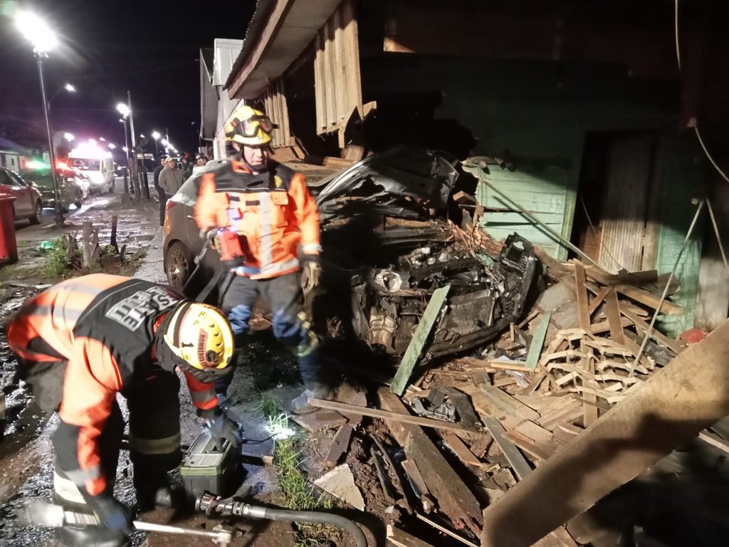 Automóvil chocado contra una vivienda tras accidente de tránsito en el centro de Collipulli